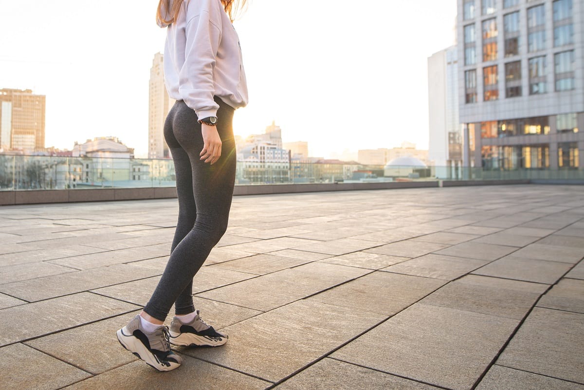 Legginsy – jak nosić, żeby wyglądać stylowo, a nie jak na siłownię?