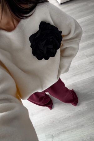 Sweter ALPAKA z kwiatem - ecru