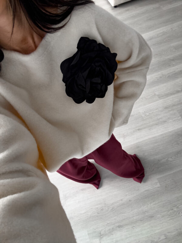 Sweter ALPAKA z kwiatem - ecru