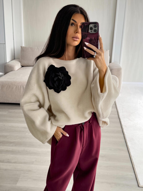 Sweter ALPAKA z kwiatem - ecru