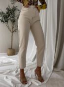 Jeansy MOM FIT – jasny beż