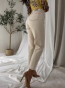 Jeansy MOM FIT – jasny beż
