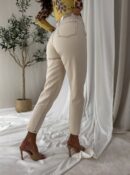 Jeansy MOM FIT – jasny beż
