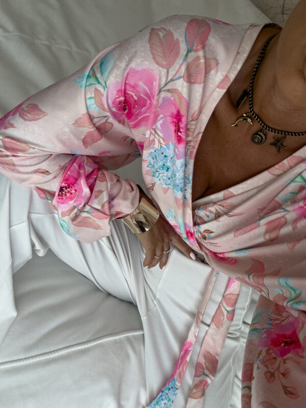Bluzka KAIRA print róża – pastel