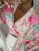Bluzka KAIRA print róża – pastel