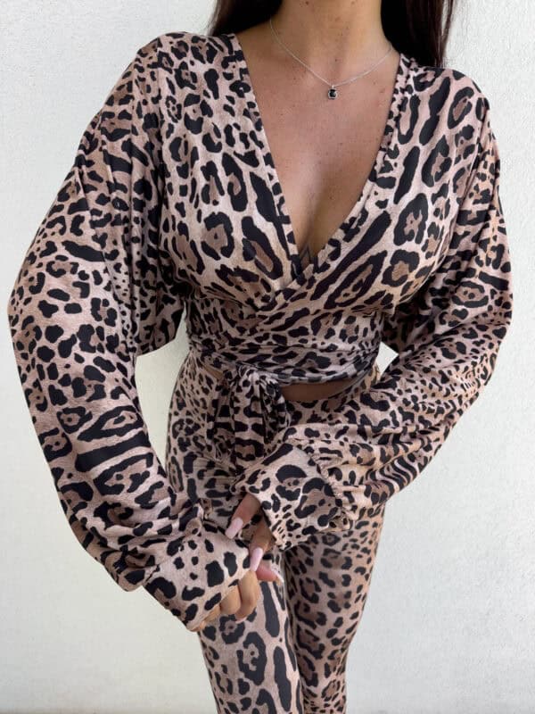 Bluzka KAIRA print pantera – beżowo-czarna