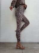 Legginsy GYM print pantera – beżowo-czarna