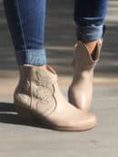 Beżowe skórzane botki damskie kowbojki Exquisite