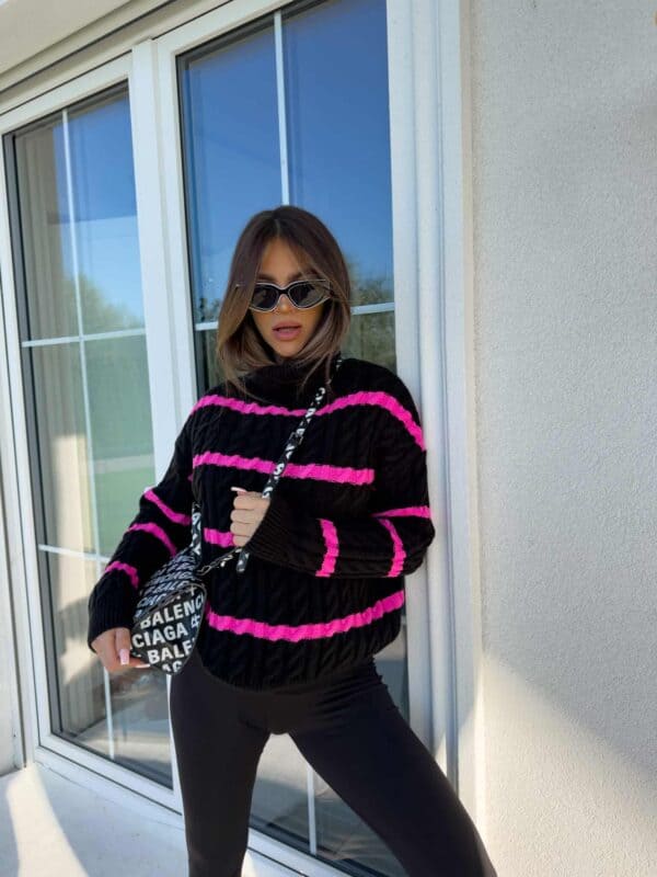 Sweter golf INKO pasy - czarno-różowe