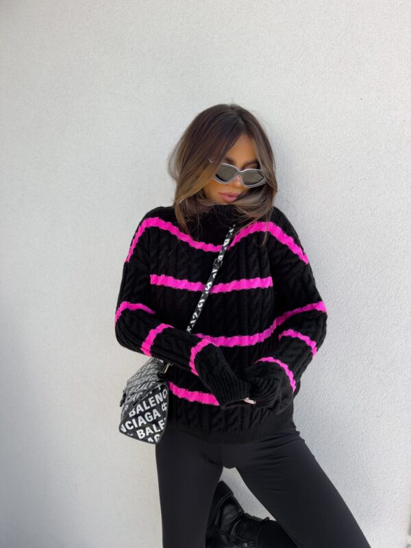 Sweter golf INKO pasy - czarno-różowe