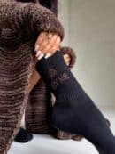 Skarpetki By Me – czarne z czekoladowym logo