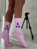 Skarpetki By Me – różowe z czarnym logo