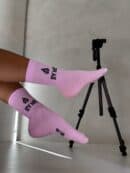 Skarpetki By Me – różowe z czarnym logo