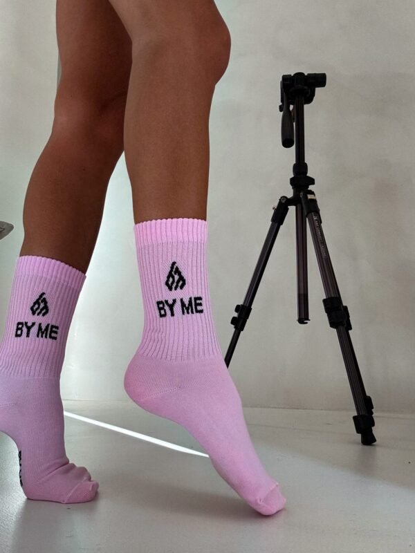 Skarpetki By Me – różowe z czarnym logo