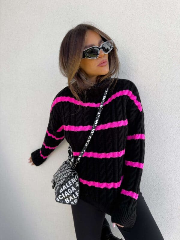 Sweter golf INKO pasy - czarno-różowe