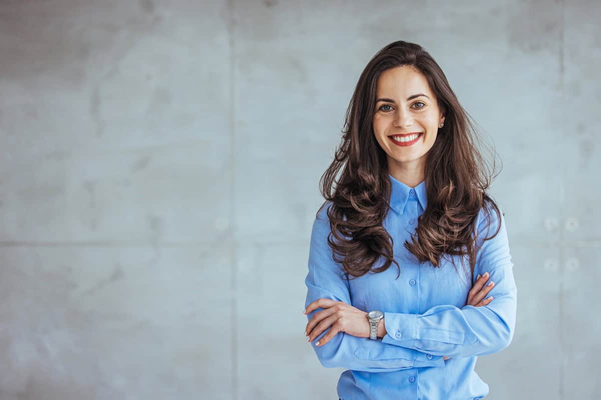 Koszule damskie - elegancja czy casual? Jak je stylizować na różne okazje?