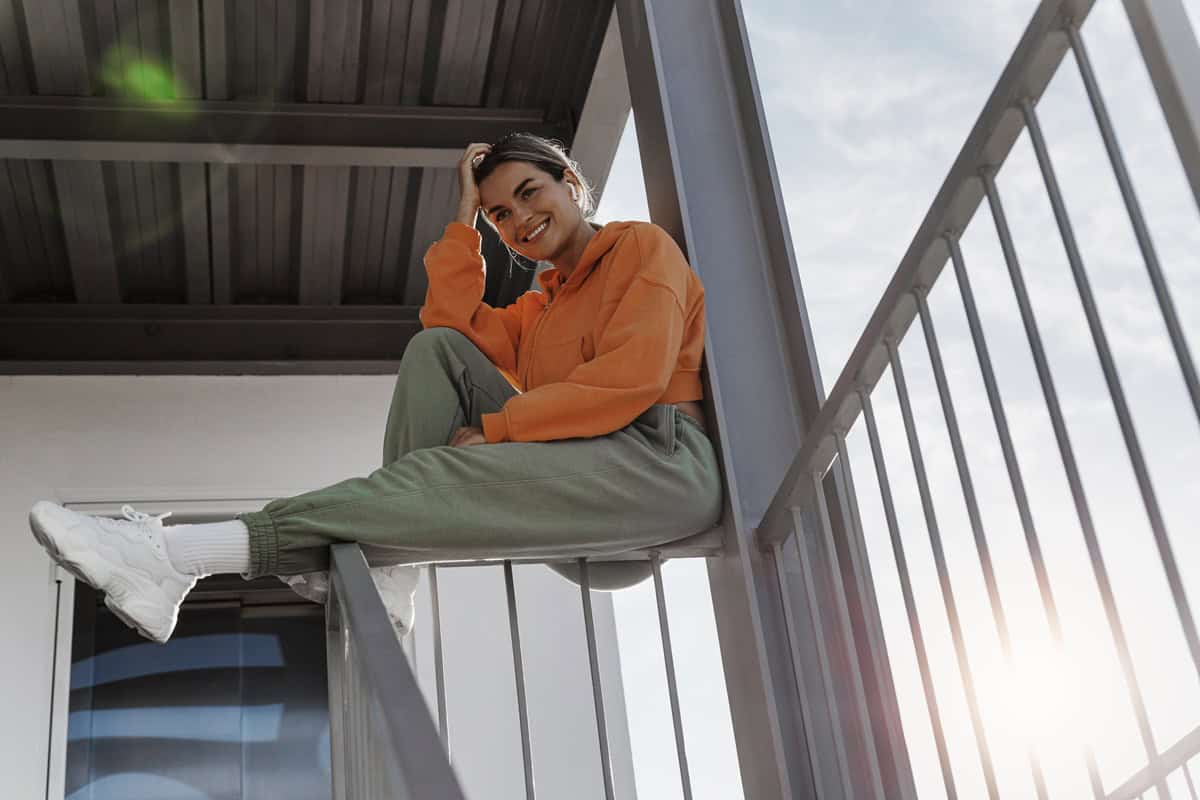 Jakie fasony dresów najlepiej wysmuklają sylwetkę?