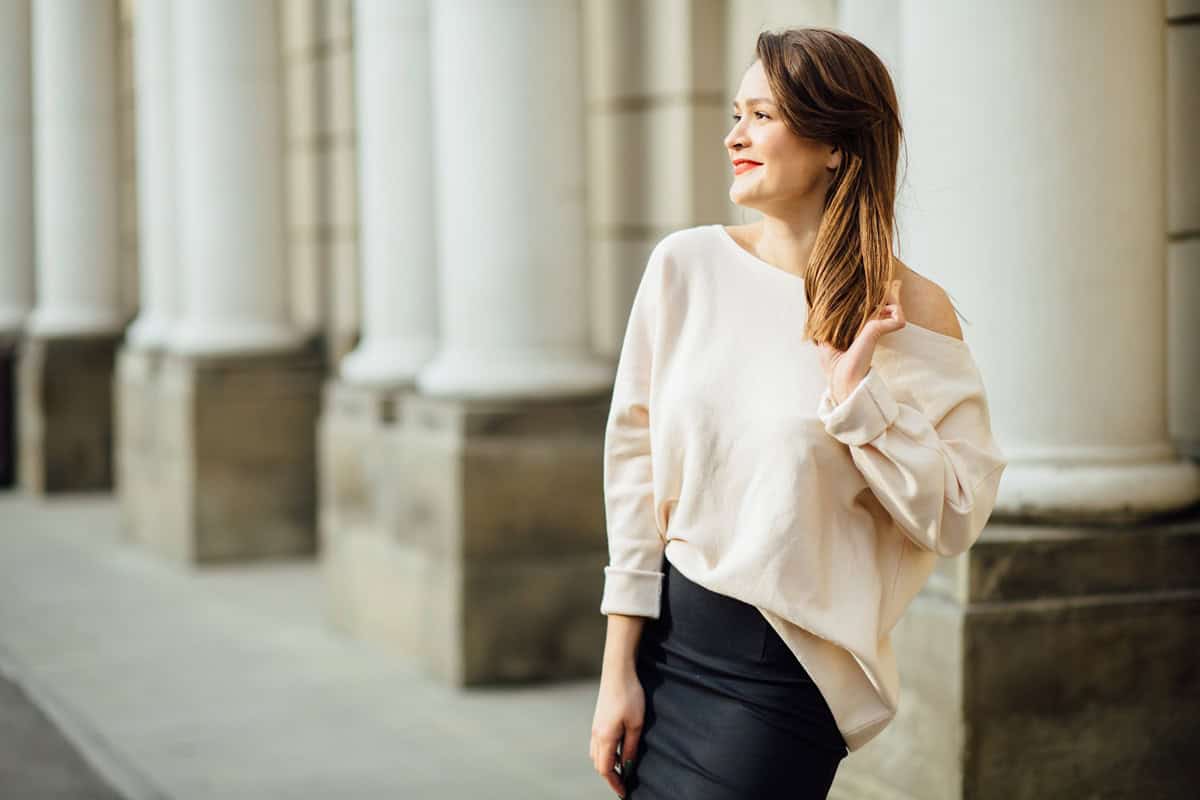 Jak stworzyć modną stylizację z bluzą i spódnicą?