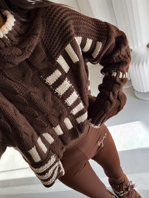 Sweter golf TRAIN – czekoladowo-beżowy