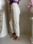 Jeansy MOM FIT HOLES – jasny beż Jeansy MOM FIT HOLES – jasny beż