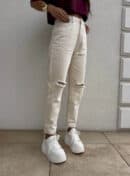 Jeansy MOM FIT HOLES – jasny beż Jeansy MOM FIT HOLES – jasny beż