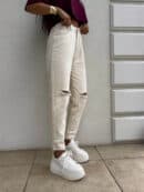 Jeansy MOM FIT HOLES – jasny beż Jeansy MOM FIT HOLES – jasny beż