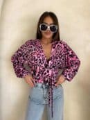 Bluzka KAIRA print pantera – różowo-czarna