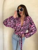 Bluzka KAIRA print pantera – różowo-czarna