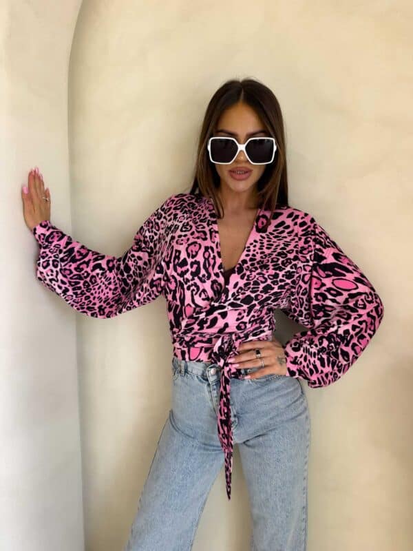 Bluzka KAIRA print pantera – różowo-czarna