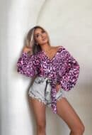 Bluzka KAIRA print pantera – różowo-czarna