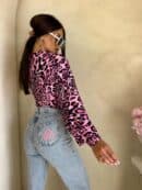 Bluzka KAIRA print pantera – różowo-czarna