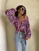 Bluzka KAIRA print pantera – różowo-czarna