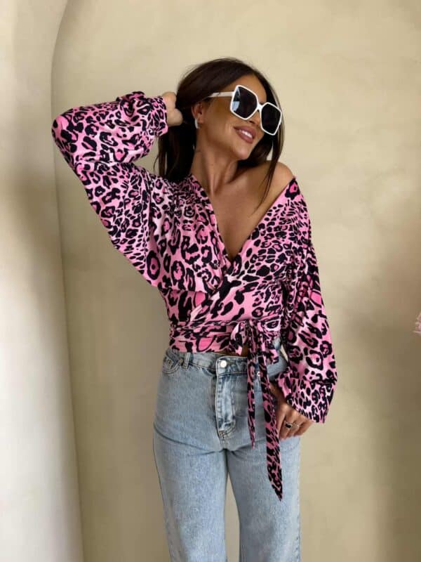 Bluzka KAIRA print pantera – różowo-czarna