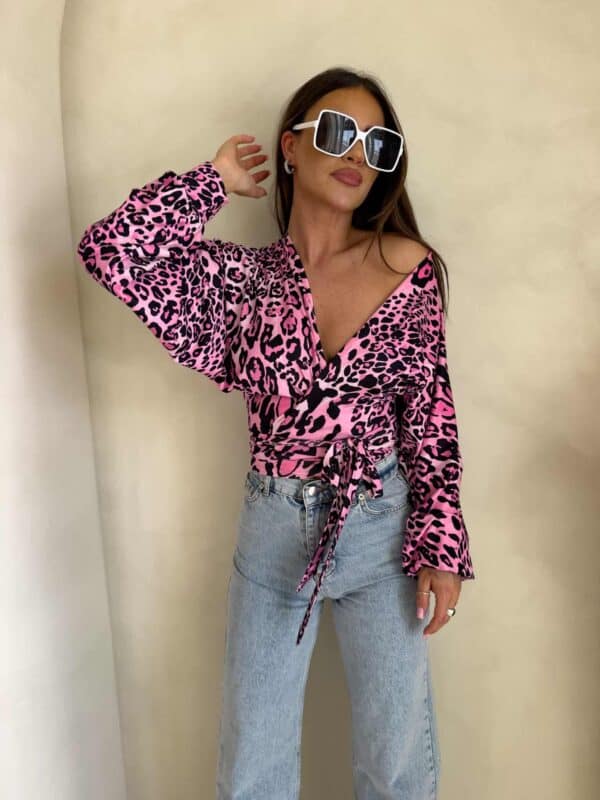 Bluzka KAIRA print pantera – różowo-czarna