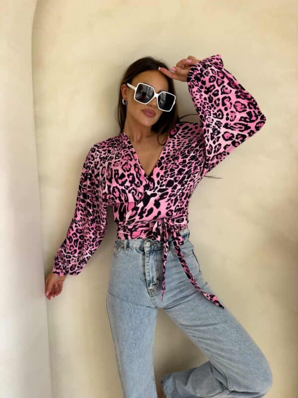 Bluzka KAIRA print pantera – różowo-czarna