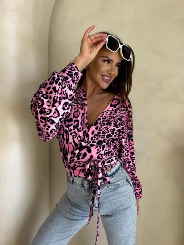 Bluzka KAIRA print pantera – różowo-czarna
