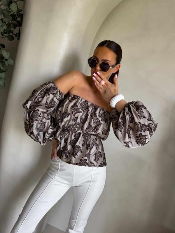 Bluzka hiszpanka MISS print ornament – kawowy Bluzka hiszpanka MISS print ornament – kawowy