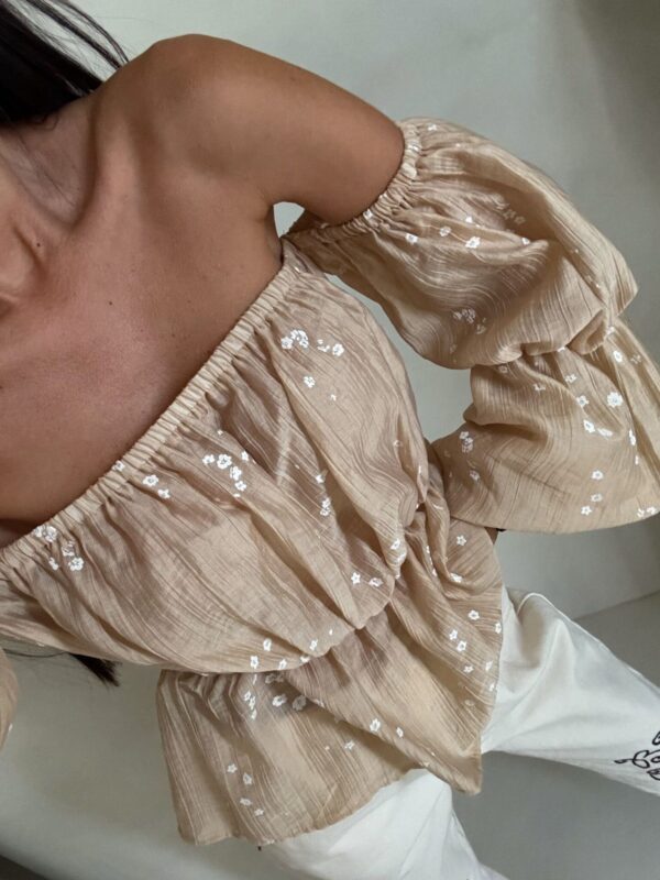 Bluzka hiszpanka MISS print kwiatuszki – beżowe Bluzka hiszpanka MISS print kwiatuszki – beżowe