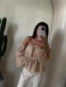 Bluzka hiszpanka MISS print kwiatuszki – beżowe Bluzka hiszpanka MISS print kwiatuszki – beżowe