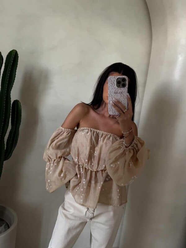 Bluzka hiszpanka MISS print kwiatuszki – beżowe Bluzka hiszpanka MISS print kwiatuszki – beżowe