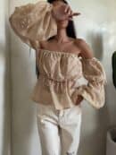 Bluzka hiszpanka MISS print kwiatuszki – beżowe Bluzka hiszpanka MISS print kwiatuszki – beżowe