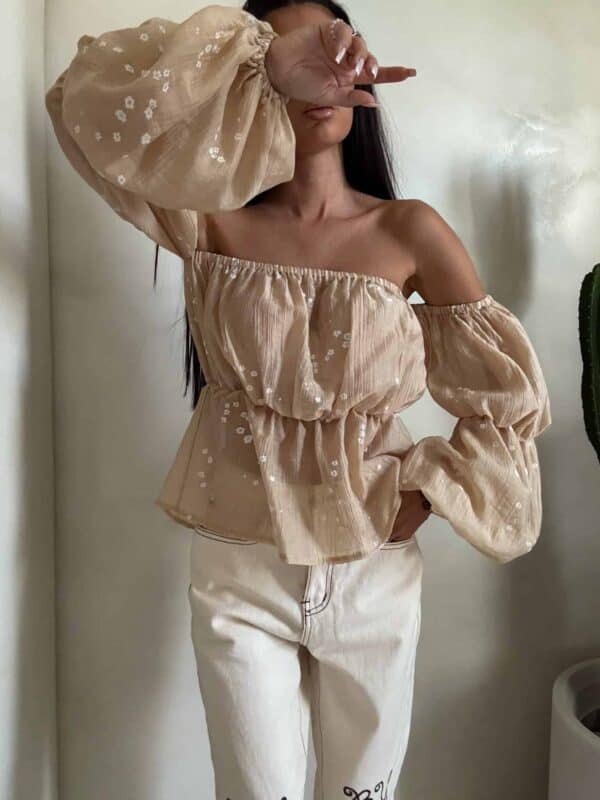 Bluzka hiszpanka MISS print kwiatuszki – beżowe Bluzka hiszpanka MISS print kwiatuszki – beżowe