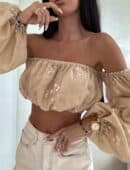 Bluzka hiszpanka MISS print kwiatuszki – beżowe Bluzka hiszpanka MISS print kwiatuszki – beżowe