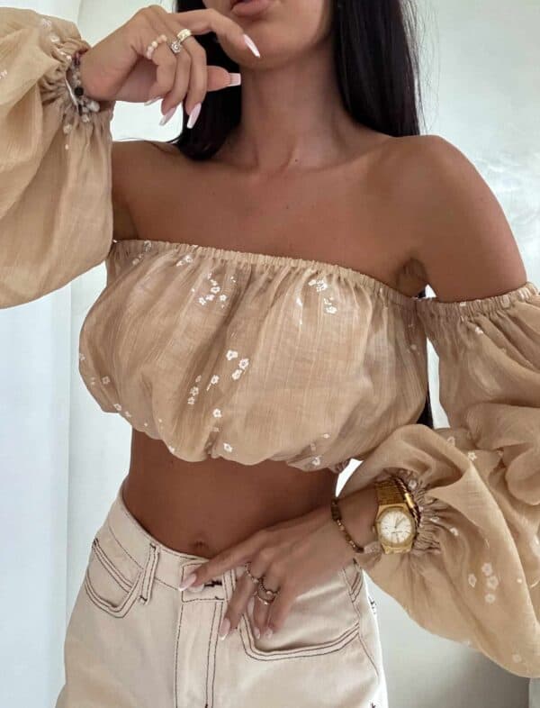 Bluzka hiszpanka MISS print kwiatuszki – beżowe Bluzka hiszpanka MISS print kwiatuszki – beżowe